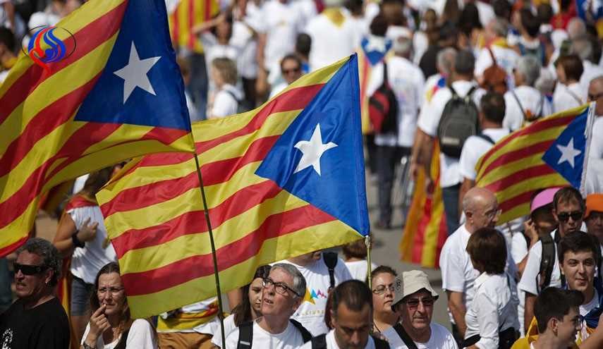 مظاهرات تعم شوارع برشلونة ضد استقلال كاتالونيا