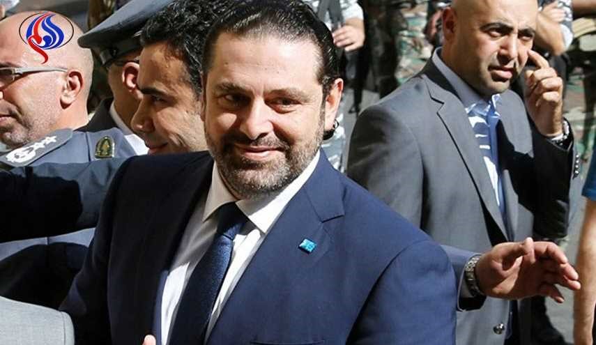 بالصور: الحريري يستعين بالعكّاز!