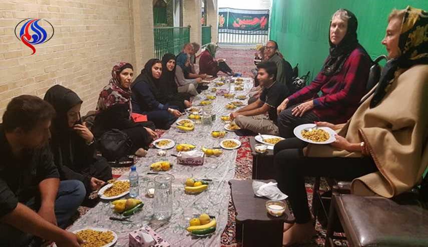مدینة إيرانية تستضیف 100 سائح إسباني في مراسم عزاء سيد الشهداء (ع)