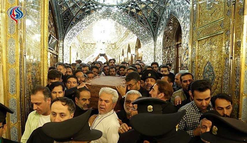 بالصور.. تشييع جثمان الشهيد حججي في مرقد الإمام علي بن موسى الرضا (ع)