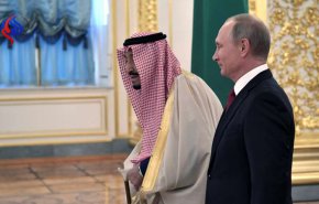 صورة.. شاهد بوتين يصب الشاي بنفسه للملك سلمان