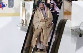 هكذا ضحك الجنود الروس حين توقف سلم طائرة الملك سلمان في موسكو + فیدیو