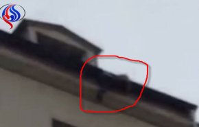 بالفيديو.. قفز إلى الموت ممسكا يدي طفليه وقميصا أنقذ ابنه