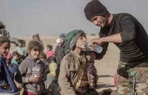 الحشد الشعبي يقدم مساعدات إنسانية للنازحين في الحويجة