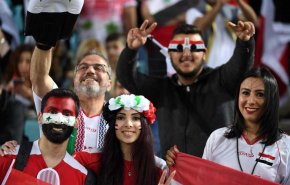 شاهد.. جماهير سوريا ترفع صور الرئيس الأسد في مباراة أستراليا