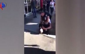 بالفيديو.. شاهد ماذا يفعل ضابط اميركي بهذا المراهق 