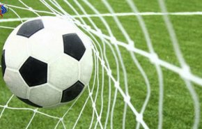 صورة للاعب كرة قدم عربي مشهور يخضع للتفتيش تشغل مواقع التواصل