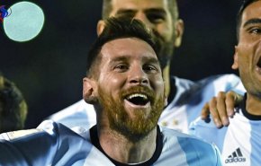 بالفيديو على طريقة رونالدو ... ميسي يحتفل بتاهل بلاده لكأس العالم 