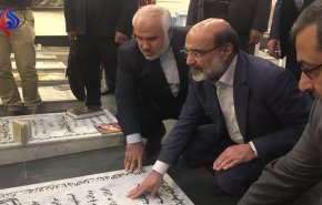 بالصور.. رئیس الاذاعة والتلفزيون الايراني عند ضريح الشهيد عماد مغنية