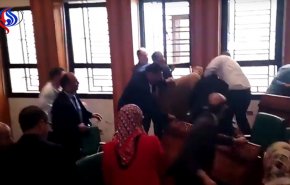 تراشق بالكراسي بين نواب حزبين في البرلمان المغربي