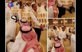شاهد.. عريس سعودي يوزع هاتف آيفون 8 مجاناً على المعازيم في زفافه!