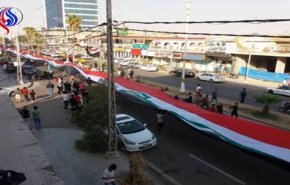 بالفيديو..وزير الداخلية العراقي يشارك في رفع أطول علم عراقي بكركوك