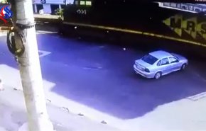 بالفيديو.. لقطات مروعة لقطار يدهس رجلا يمشي على القضبان