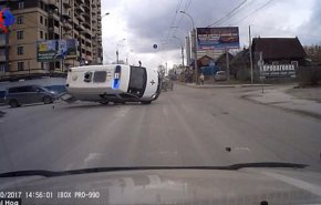 شاهد حادث سير مرعب بين سيارة إسعاف وسيارة جيب...  والنتيجة مفاجئة!