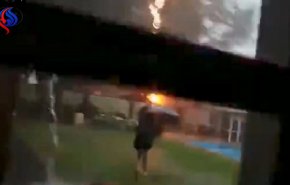 فيديو مخيف .. لحظة تعرّض طفل لصاعقة تحت المطر!