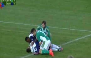 شاهد لاعب أنقذ حارس مرمى من الموت...وهكذا كانت النتيجة!