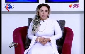 بالفيديو.. مذيعة تقص شعرها على الهواء والسبب!