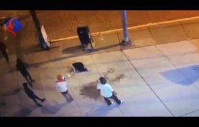 شاهد شاب يلكم فتاة أمام المارة... فما کان رد فعل المارة صادم!