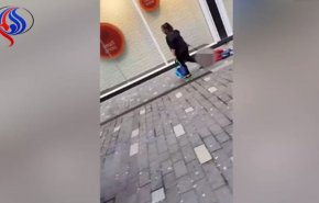 فيديو : امرأة «تجرّ» طفلا بطريقة صادمة في بريطانيا 