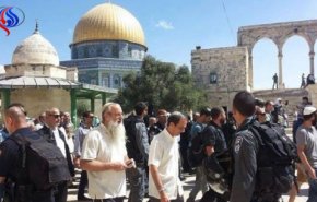 مستوطنون يقتحمون الأقصى تحت حماية قوات الاحتلال