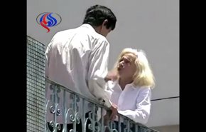 شاهد رد فعل المارة لحظة قتل رجل امرأة أمامهم