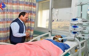 السيسي يزور النقيب الحايس المحرر من أيدي الارهابيين 