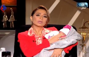مذيعة مصرية تفاجئ جمهورها برضيعة اشترتها من على الإنترنت! (فيديو)