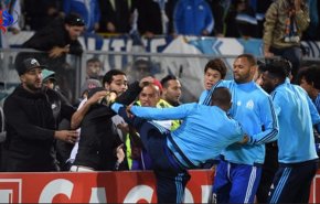 بالفيديو... لاعب شهير يقفز في الهواء ويضرب مشجعا 