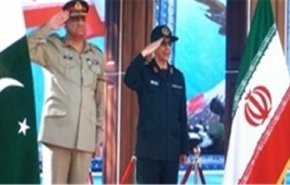 رئيس الاركان الايرانية يبحث مع قائد الجيش الباكستاني توطيد العلاقات الدفاعية
