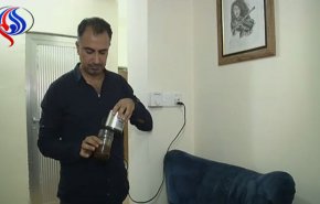 فنان عراقي يبدع في رسم لوحاته بالقهوة