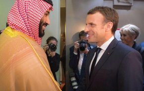 ماكرون يصل الى السعودية في زيارة خاطفة