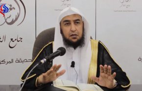  أستاذ جامعي سعودي يشبه الملك وابنه بـ