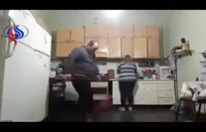 شاهد كيف لقنت امرأة زوجها درسا قاسيا بسبب مزاحه داخل المطبخ