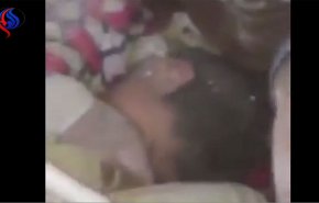 شاهد.. لحظة انتشال طفل حي من تحت الانقاض