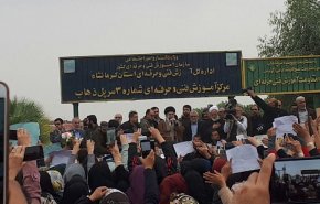 الامام الخامنئي يتفقد المناطق التي ضربها الزلزال