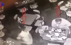 بالفيديو.. كاد يختنق امام طفله.. شاهد رد فعل من حوله!