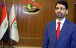 بالصورة: رئيس هيئة النزاهة العراقية كان يعلق استقالته في مكتبه..!