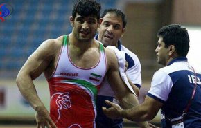 مصارع إيراني يتخلى عن الفوز ليتجنب مواجهة 