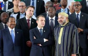 بالصور.. الملك المغربي وزعيم البوليساريو في لقطة واحدة لأول مرة