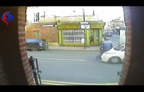 شاهد حادث مروري مروع.. هذا ما حلّ بالضحية!