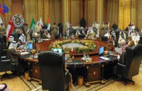 صورة اشعلت مواقع التواصل...مصافحة أمير قطر لممثل هذه الدولة في القمة
