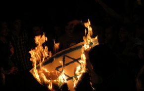رفضًا لقرار ترمب..حرق علم اسرائيلي في القاهرة وإسطنبول