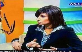 ما قصّة اليد التي ظهرت خلف مذيعة على الهواء؟+ صورة