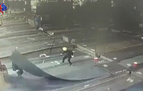 شاهد... لحظة سقوط لوح حديدي على رأس عامل 