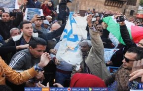 حرق علمي الكيان الصهيوني و أميركا بمسجد الحسين في الازهر
