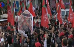 بالفيديو والصور؛ الفلسطينيون يحرقون محمد بن سلمان