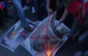 شاهد ماذا فعل الفلسطينيون بصور محمد بن سلمان!!