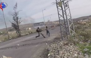 شاهد: مشهد مثير لإفلات شاب فلسطيني من الاعتقال بالضفة 