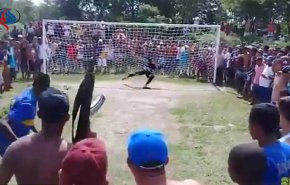 شاهد.. لاعب ينفذ ركلة جزاء تحت تهديد السلاح!