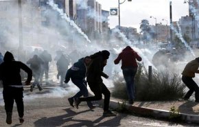 عملية طعن وإصابة عشرات الفلسطینیین بالاختناق